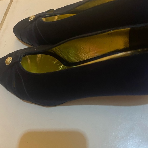These NWOT Chanel Navy Satin Pumps feature a kitten heel. - Picture 4 of 4